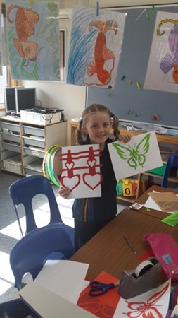 學(xué)生展示剪紙課勞工果實(shí)