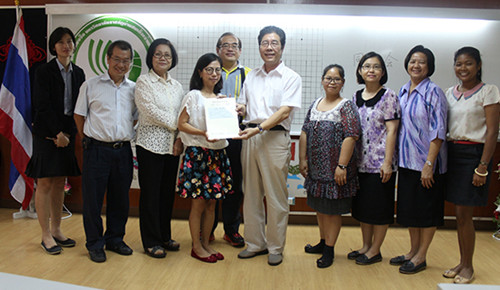 王瑋向李美嬋頒發(fā)HSK3級證書