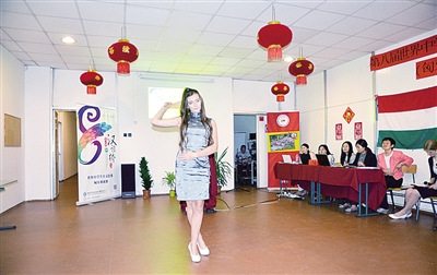 預(yù)賽中參賽選手正在表演才藝。劉鍵