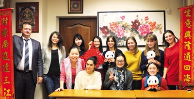 圖為李桃(左三)和學(xué)生在一起