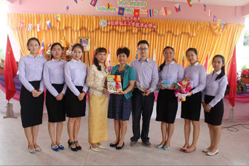 曼松德孔子學(xué)院向WATLUMLUKBUA學(xué)校贈送漢語教材及圖書