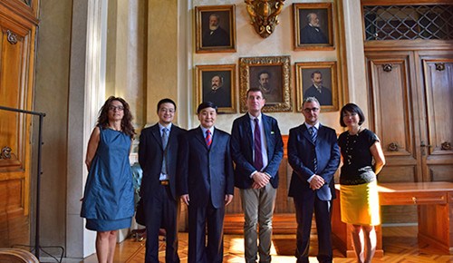 羅平參贊與孔院中外方院長(zhǎng)等嘉賓合影