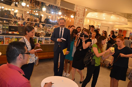 研討會(huì)后羅馬尼亞讀者朋友排隊(duì)等候蘇童作者簽名