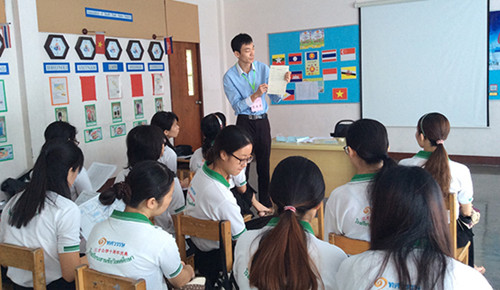 孔院教師為監(jiān)考教師做考前培訓