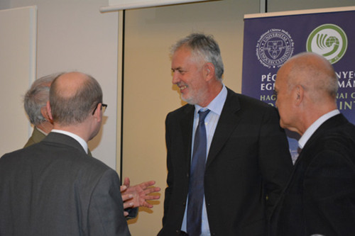 佩奇市市長(zhǎng)(中)參加講座