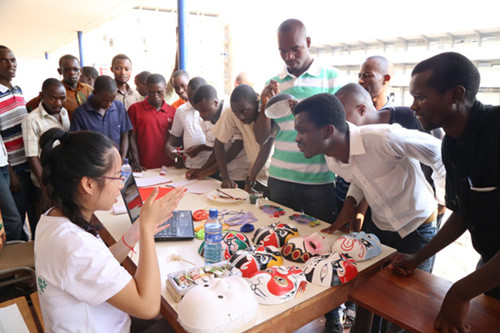 志愿者教師講解臉譜知識(shí)