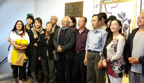 訪問(wèn)團(tuán)與孔院人員合影