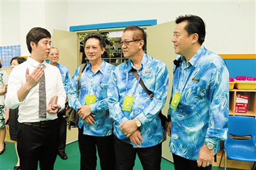 行知小學(xué)老師向客人介紹毽球運動。