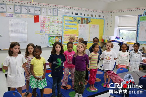 華盛頓育英學(xué)校學(xué)生在課堂上合唱中國國學(xué)經(jīng)典《三字經(jīng)》。(張旭