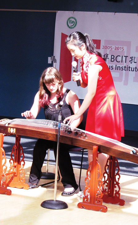 梁瀚瓊即席邀請(qǐng)現(xiàn)場(chǎng)觀(guān)眾試學(xué)古箏。(加拿大《明報(bào)》/鄭綺霞