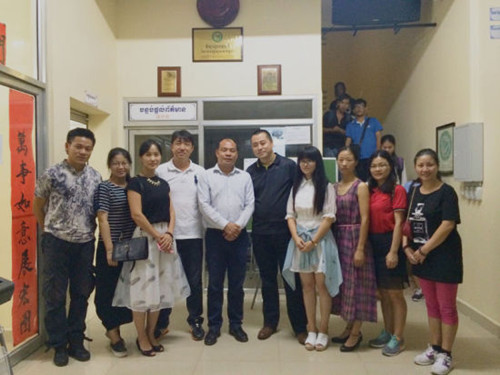 大樂園教師團(tuán)與孔子學(xué)院中方院長(zhǎng)合影留念