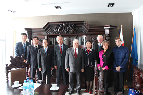 儀式開始前,中波雙方代表首先舉行會談