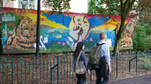 中秋氣氛加英國獅子:貝爾法斯特的女王大學(xué)邊上的公園里可以看到中國文化的影響。