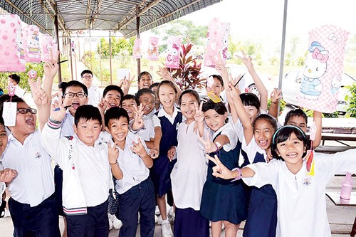 臨溪華小各種族學(xué)生在參與中秋節(jié)猜燈謎活動(dòng),喜樂融融。