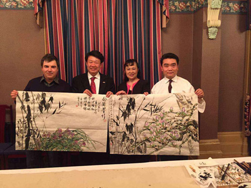 英國利茲大學(xué)商務(wù)孔子學(xué)院推出的“中國外交官筆下的不列顛和英國諾獎科學(xué)家的中國水墨竹蘊(yùn)”的中國水彩畫展。(圖片來源:利茲商務(wù)孔院)