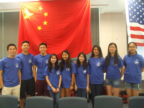 夏令營(yíng)義工合影。(圖:希望中文學(xué)校提供)