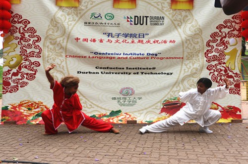 德班孔院學生表演武術