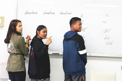 學(xué)生在認(rèn)真聽讀準(zhǔn)備搶答