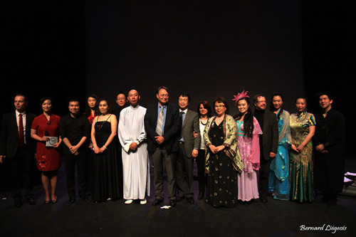 中外方院長(zhǎng)上臺(tái)感謝演員和觀眾。(圖片來源:《歐洲時(shí)報(bào)》)