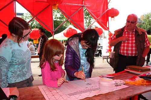 跟孔院老師學(xué)寫(xiě)漢字