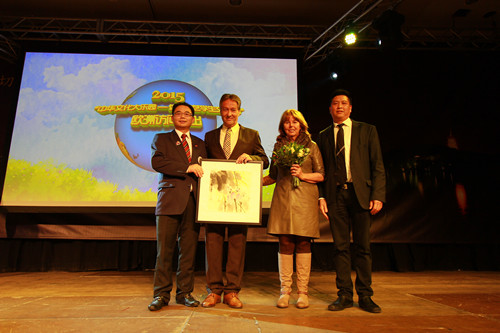 當?shù)貎S團向波恩市市長及夫人贈送紀念品