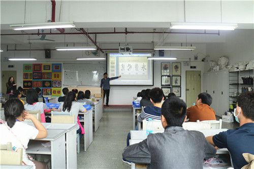 鄧祚開老師向營員講解“永”字