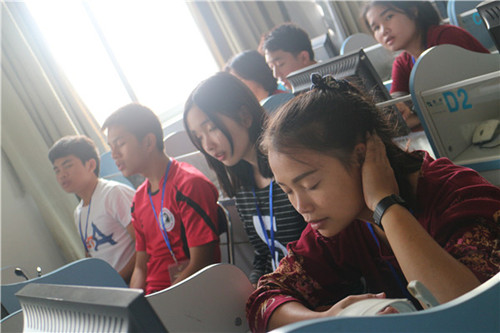 學(xué)生們在謝惠迎老師的指導(dǎo)下閉目體會歌曲中的深意