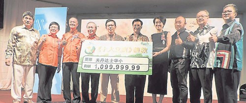 馬來(lái)西亞Carlsberg集團(tuán)企業(yè)公關(guān)傳媒及社會(huì)責(zé)任總監(jiān)賴明珠(右四)