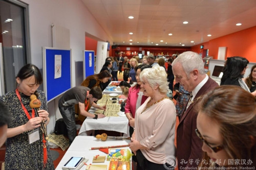 妮基市長(zhǎng)夫婦觀看志愿者演奏葫蘆絲