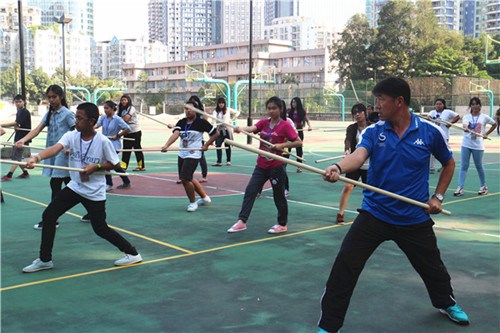 劉剛老師教同學(xué)們少林棍法