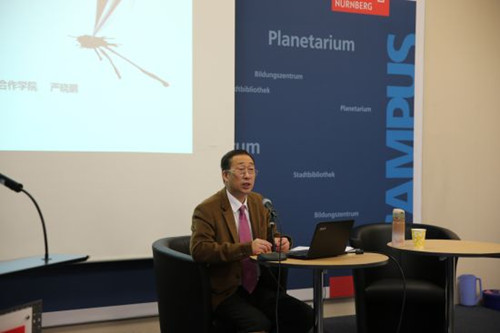 溫州大學(xué)國(guó)際合作學(xué)院嚴(yán)曉鵬院長(zhǎng)授課