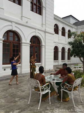 教師對(duì)學(xué)生進(jìn)行才藝輔導(dǎo)