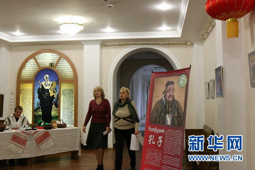 兩名白國立科技大學(xué)的教職工從孔子像前走過。新華社記者陳俊鋒