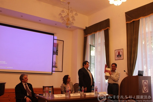 北京外國語大學(xué)中文學(xué)院院長魏崇新教授在首屆“漢語與中國文學(xué)文化國際論壇”開幕式上致辭