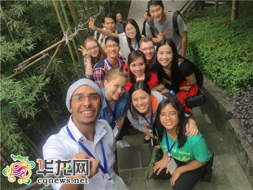 何慧妲和外國(guó)朋友一起游渝中寫(xiě)作文