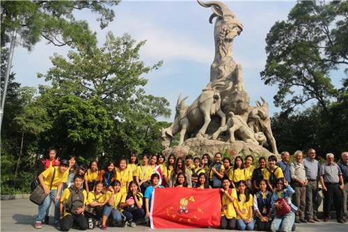 營員們?cè)谖逖虻袼芮昂嫌傲裟?/