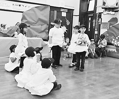 華裔小學(xué)生“演戲”學(xué)英文。來源:美國《世界日報》