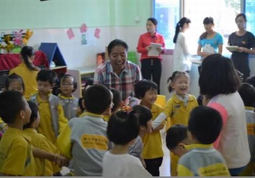 校長Mrs.Villanueva與幼兒小朋友互動(dòng)