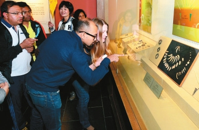 洋學生在半坡歷史博物館參觀。記者竇翊明