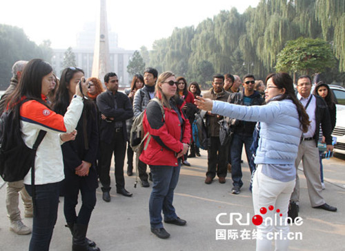 營員在西安交大校園傾聽工作人員介紹