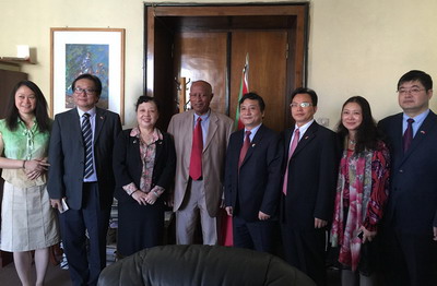 厄特教育部長塞梅雷會見代表團(tuán)