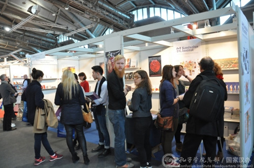 孔院展臺前的觀眾