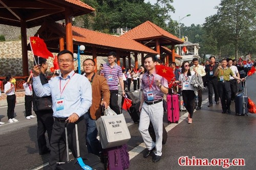 中國青年代表團(tuán)抵達(dá)越南,受到越南青少年熱烈歡迎。(張楠攝)