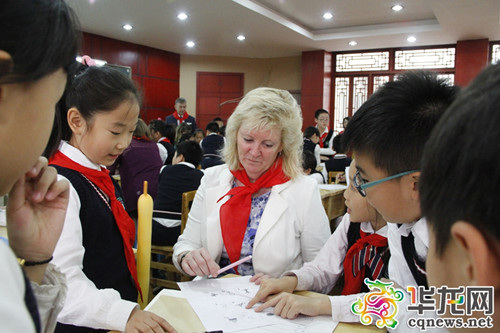 樹人學(xué)子和美國校長一起創(chuàng)作“象形文字畫”