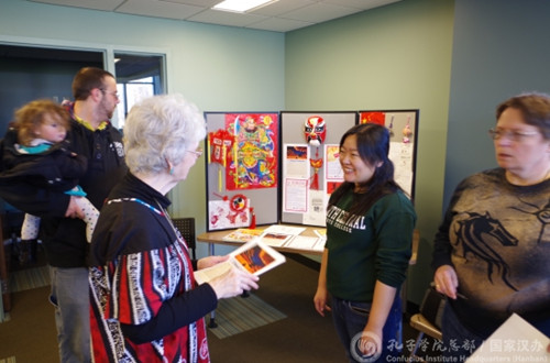 王娜老師在回答問題