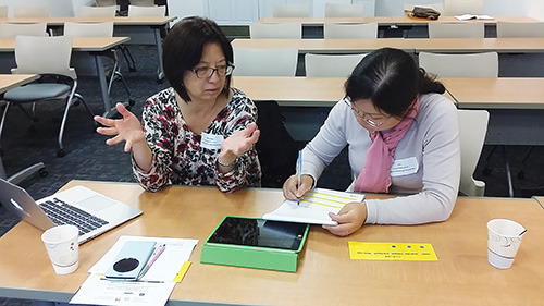 老師現(xiàn)場學(xué)習(xí)應(yīng)用教學(xué)軟件。