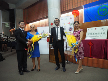 王大使與巴莉圖校長接受孔院中、巴院長獻花