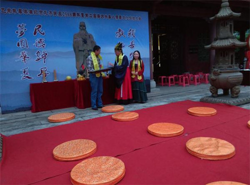 活動主委會向暨南大學(xué)華文學(xué)院頒發(fā)“孔子文化傳承優(yōu)秀單位獎”并授琴