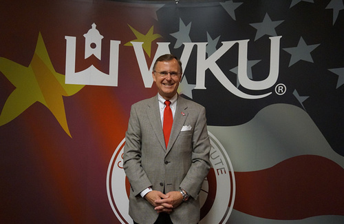 美國西肯塔基大學(xué)校長格里·蘭斯戴爾接受人民網(wǎng)記者專訪。韓莎莎攝