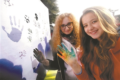 第二屆江蘇留學(xué)生“絲路青年行”啟動儀式現(xiàn)場。新華報業(yè)視覺中心記者